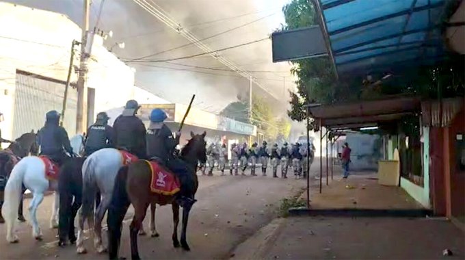 Policía hace un “simulacro” de desalojo para eludir denuncia penal por desacato
