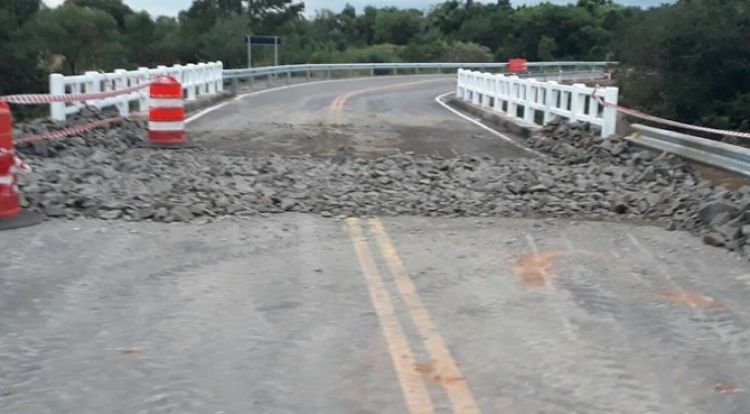 MOPC "arregla" ruta con piedras y le "llueven" crticas: hace un mes se haba inaugurado