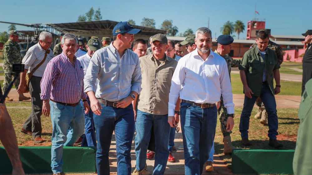Marito y Santi se muestran juntos en actividad castrense en Concepción