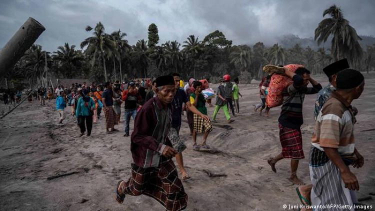 Elevan a 22 muertos por erupción de volcán Semeru en Indonesia