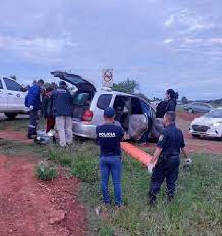 Atropellan barrera policial y abandonan vehículo con cuerpo adentro
