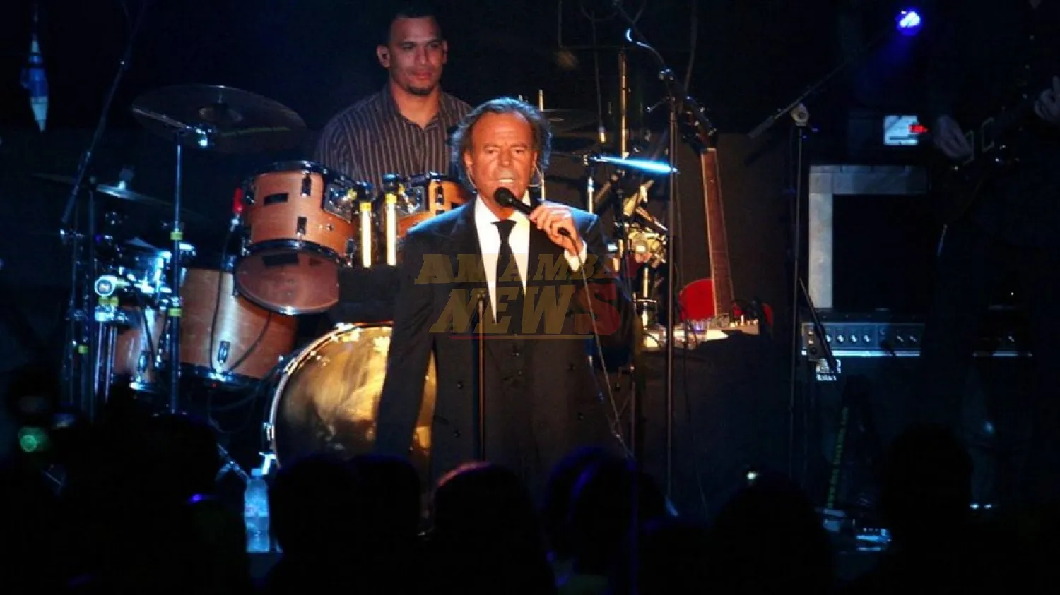 Julio Iglesias intenta desestimar el caso por agresión sexual al publicar presuntas conversaciones en WhatsApp