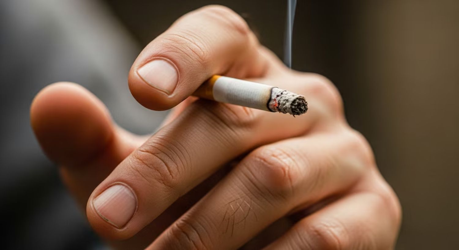 Reino Unido aprueba la prohibición de venta de tabaco a los nacidos a partir de 2009 y avanza hacia una “generación libre de humo”