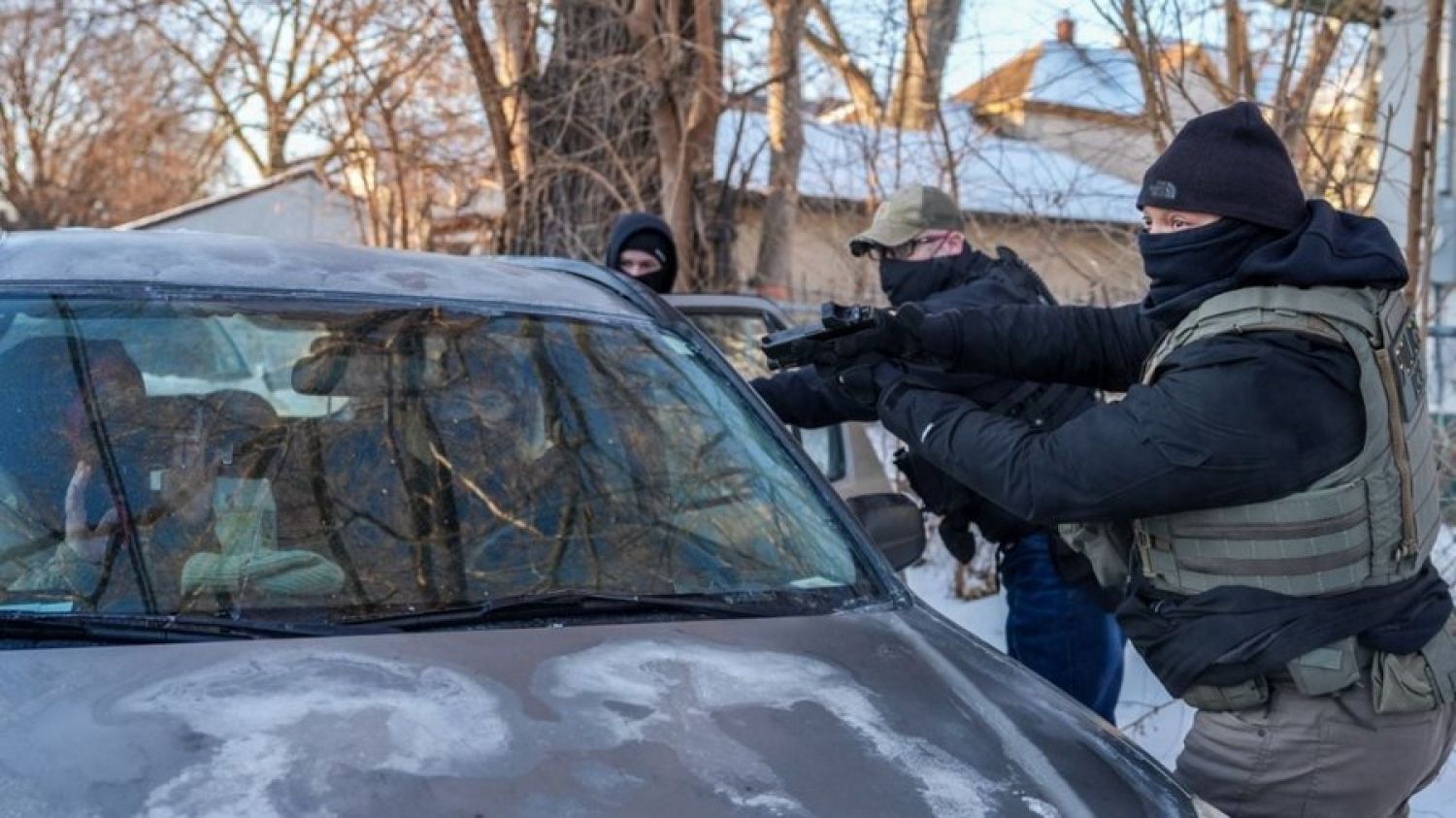 Agentes del ICE apuntan con sus armas y arrestan a activistas que los seguían en Minneapolis