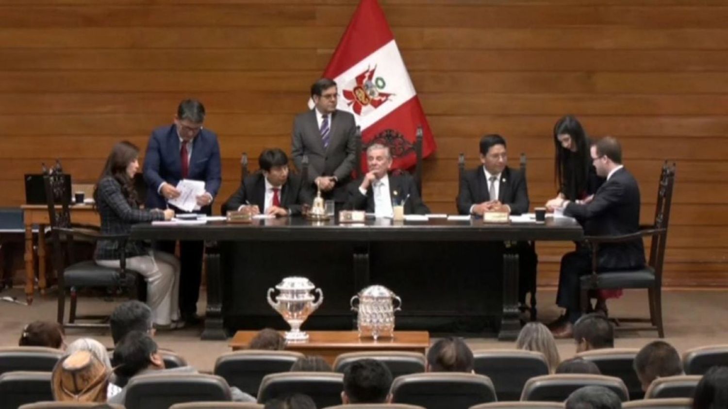 Congreso de Perú inicia sesión extraordinaria para elegir al nuevo presidente interino