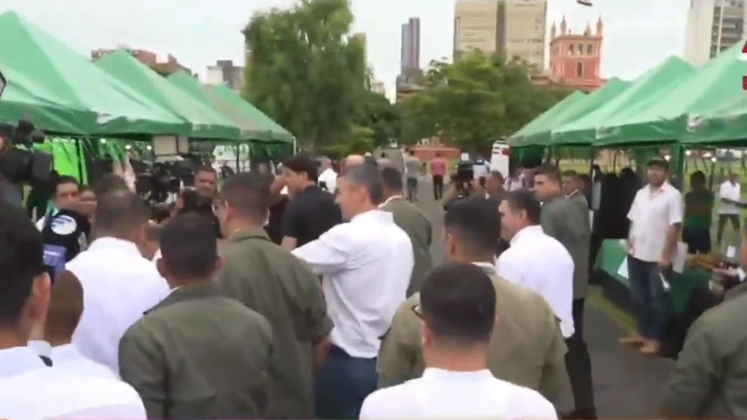 En medio de críticas a su Gobierno y paro de buses: ¿Santi huyó de la prensa?