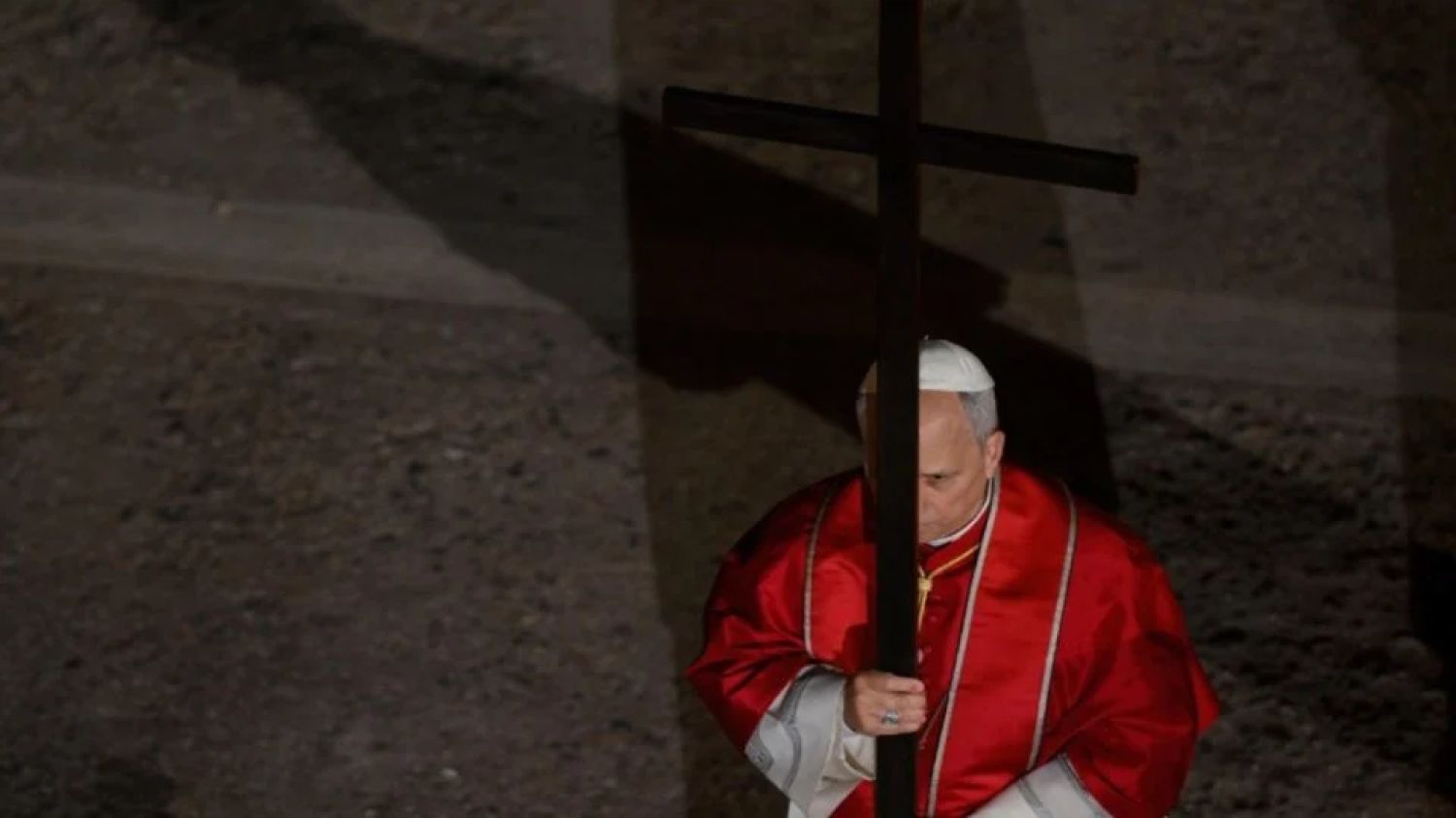 León XIV retoma histórica tradición y carga la cruz en el viacrucis ante miles en el Coliseo
