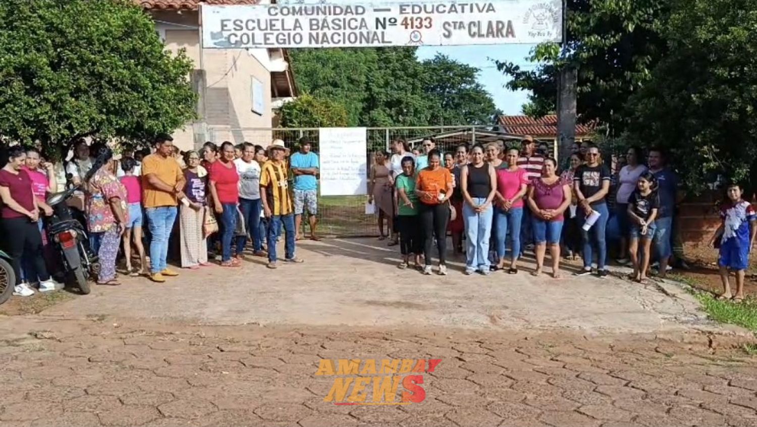 Padres se manifiestan en escuela de Yby Yaú y exigen retorno o renuncia de docente