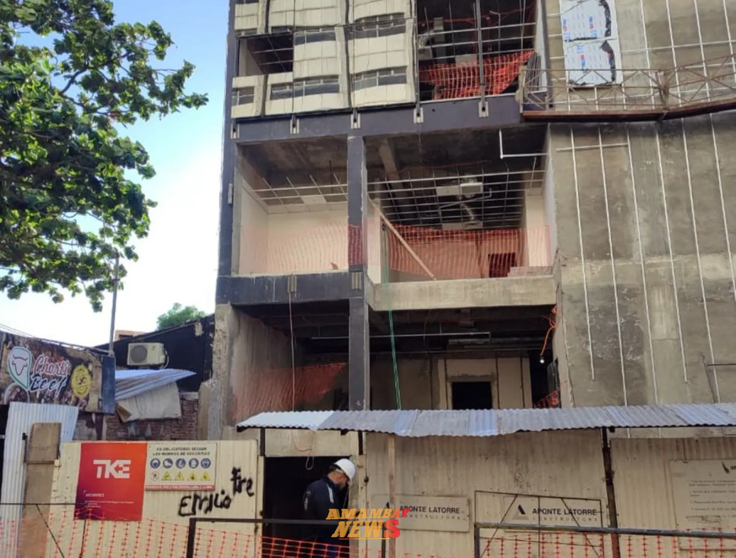 Caída de blíndex en edificio del Poder Judicial deja dos adultos mayores heridos