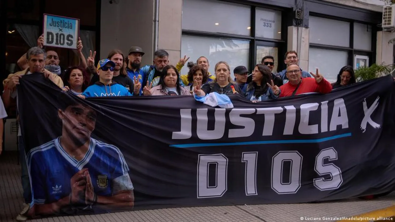 Abogado y hermanas de Maradona a juicio por lucro con marcas