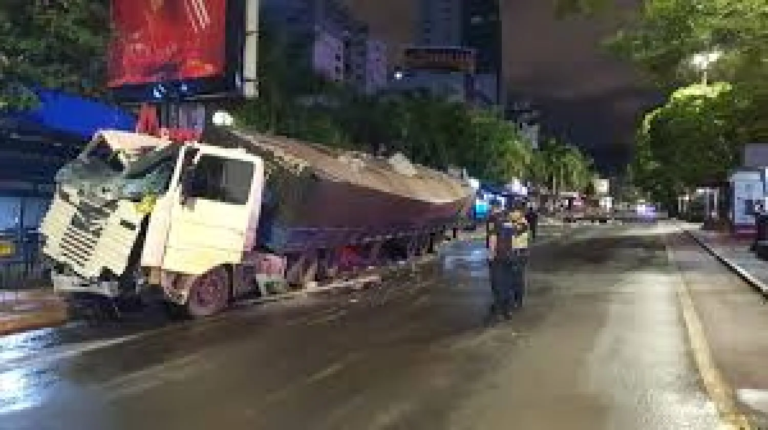 Camionero ebrio provoca aparatoso choque en el microcentro de CDE