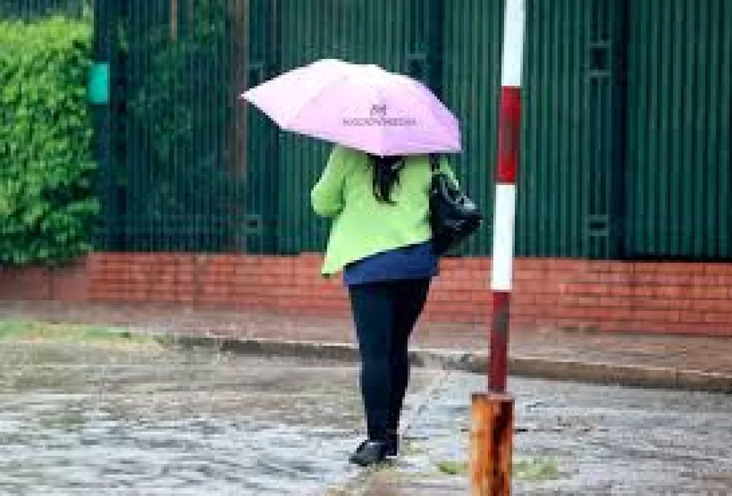 Jueves fresco a cálido con pronóstico de lluvias y ocasionales tormentas