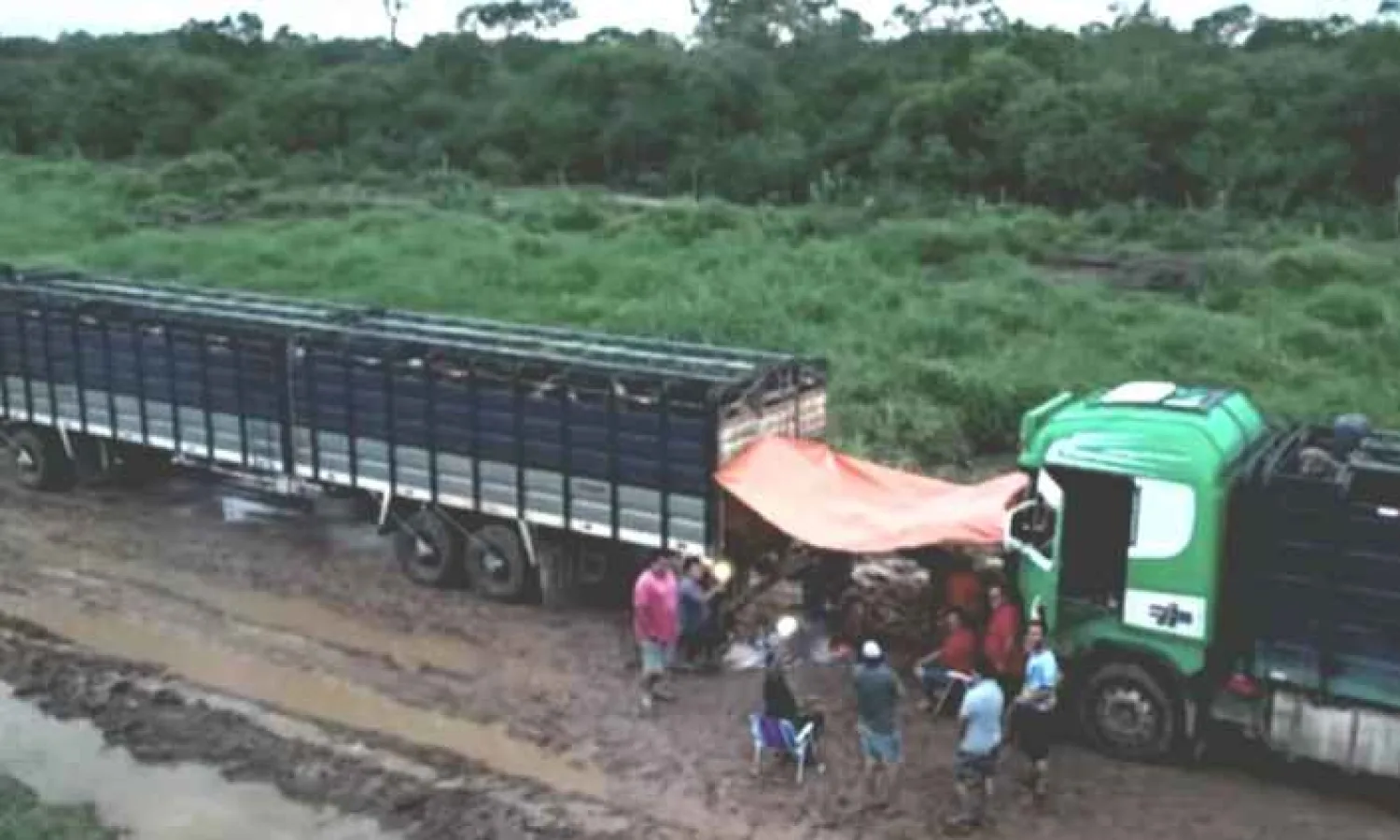En pleno Día del Trabajador, camioneros están varados en el Chaco y «se arreglan como pueden»