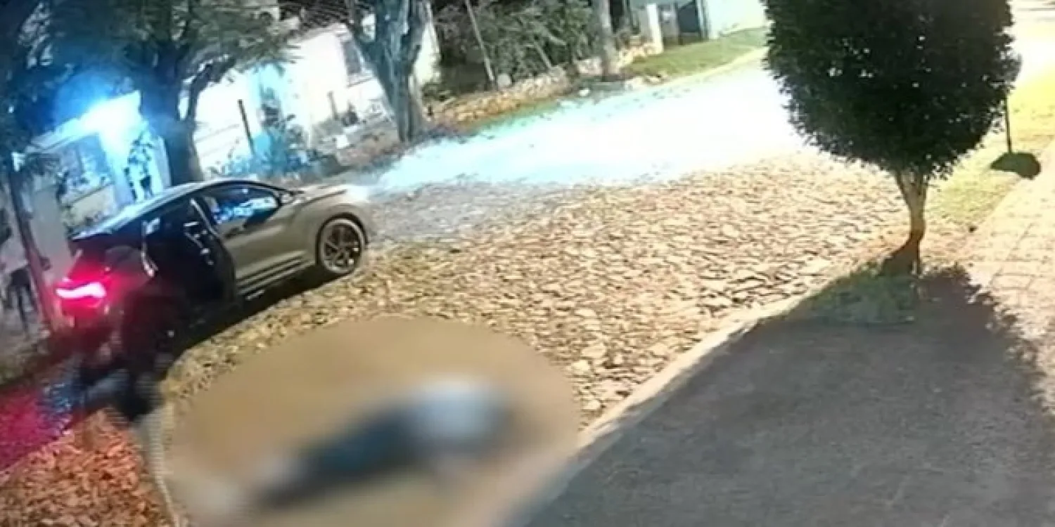 Pasajero fue golpeado por chofer de plataforma, cayó al empedrado y murió