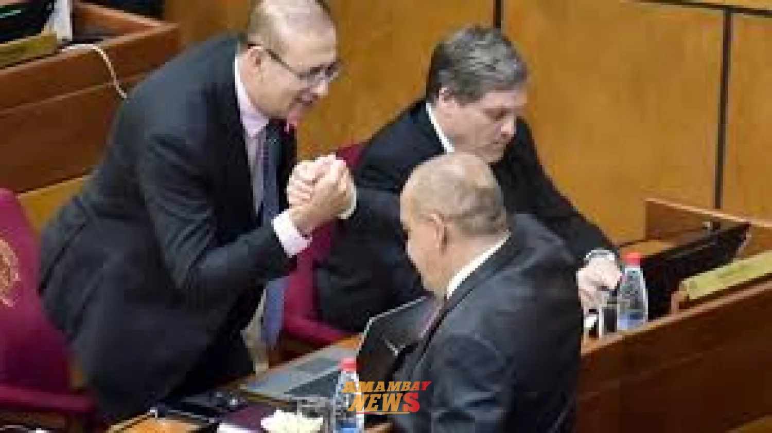 Bachi no contestó llamada de Erico, le acusó de mentir y ratificó su salida del Congreso