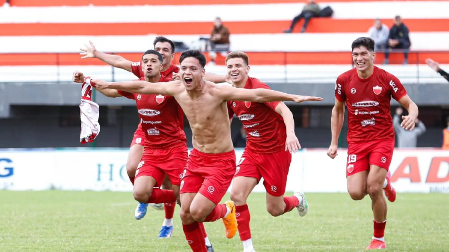 Independiente y Fernando de la Mora festejan