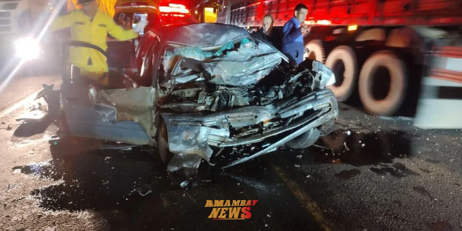 Muere menor de 15 años al mando de un auto al chocar contra un camión