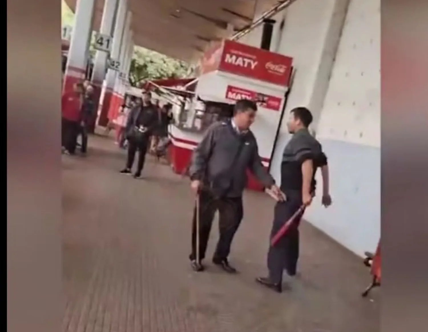 Choferes se enfrentaron con cuchillo y bate en la terminal de Asunción