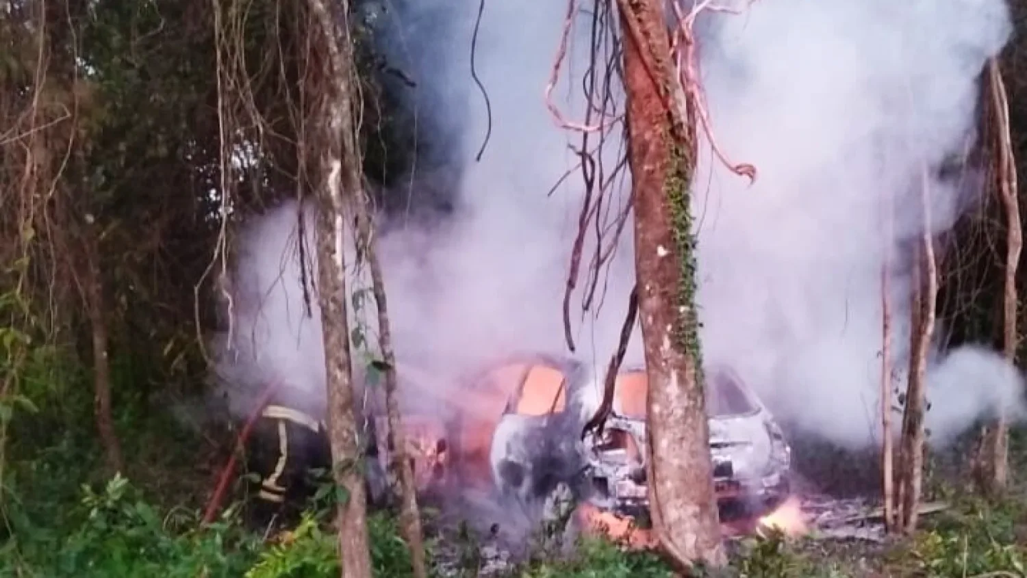 Un hombre sin vida fue hallado dentro de un auto incinerado en Cambyretá