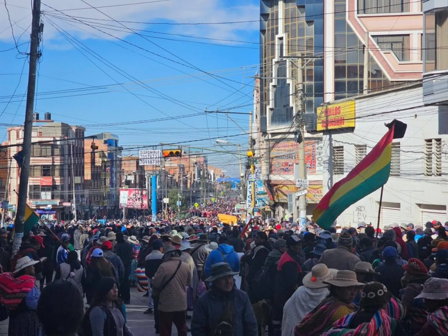 Indígenas, campesinos y sindicalistas toman La Paz para exigir la dimisión del presidente Rodrigo Paz