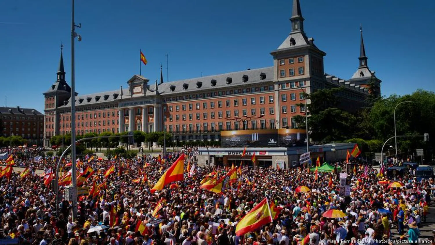 España: decenas de miles piden renuncia de Pedro Sánchez
