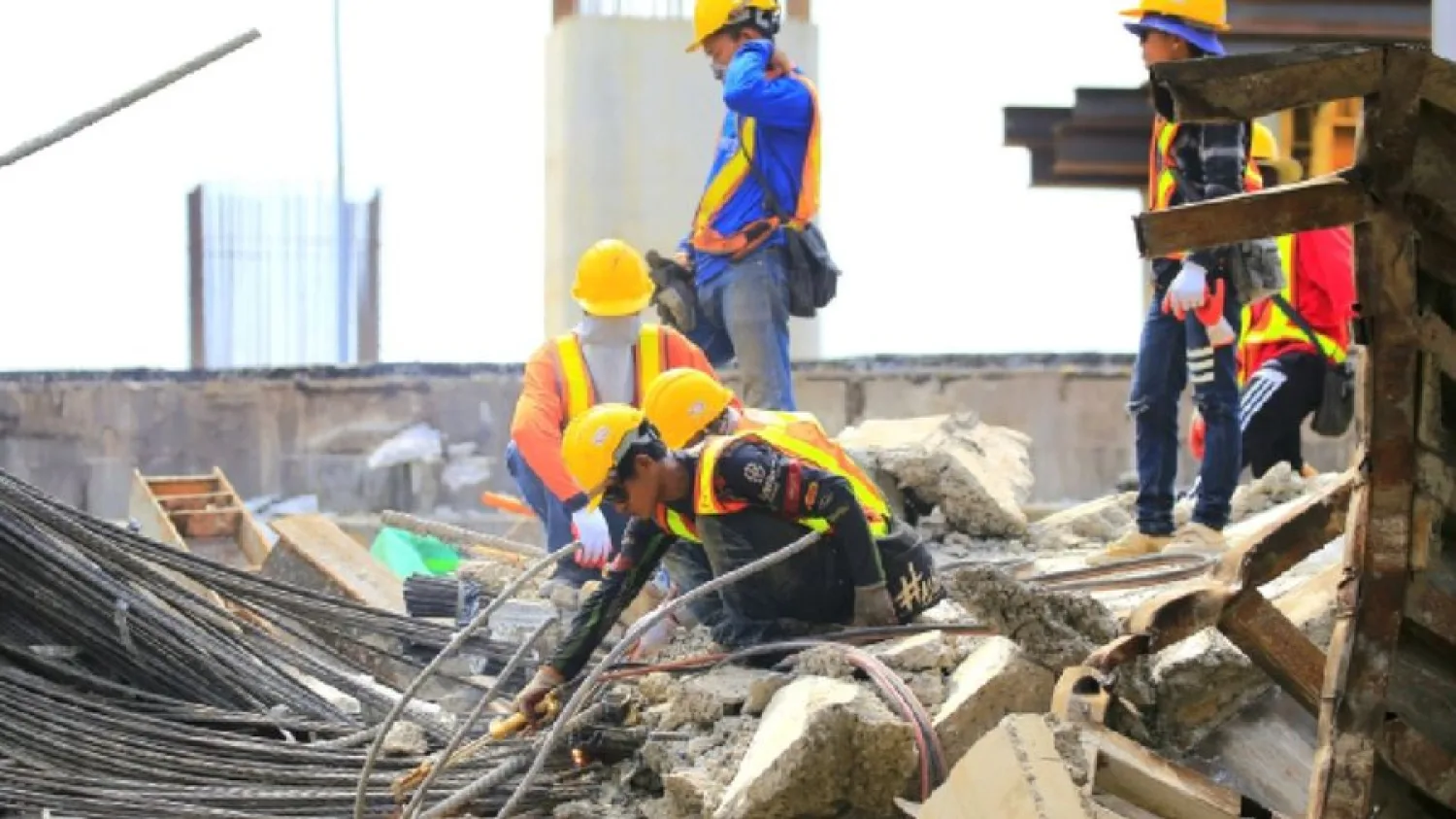 Estallan explosivos para minería en un edificio en Myanmar; hay al menos 45 muertos