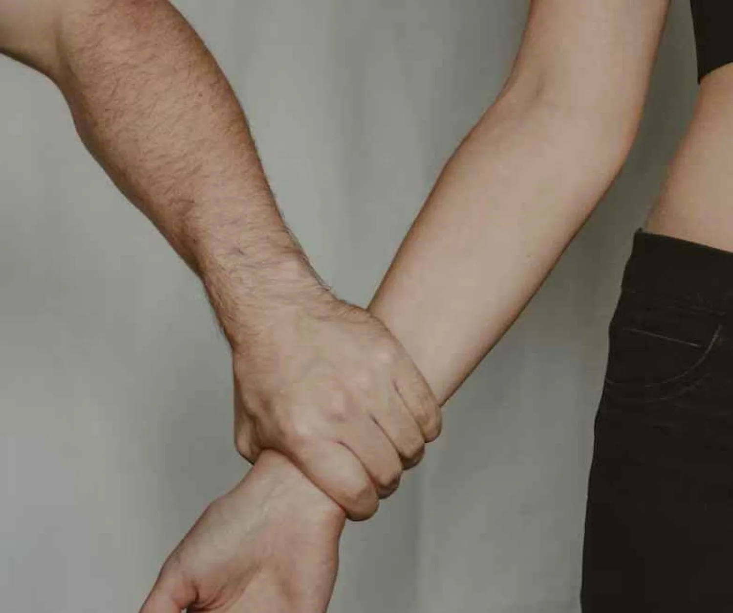 Hallan a menor herida en un motel de Villarrica y detienen a su pareja