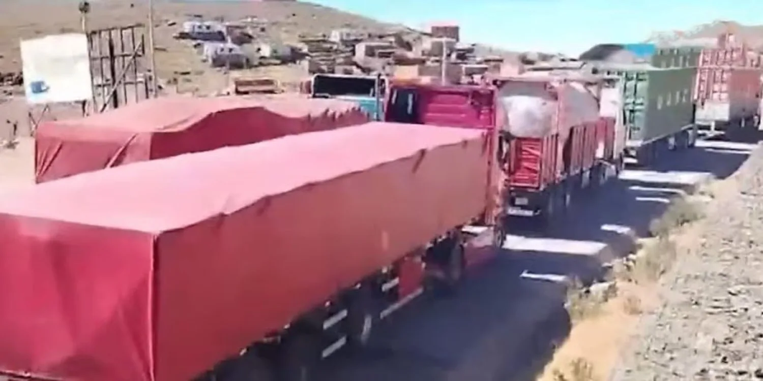 Camioneros paraguayos permanecen varados a raíz de bloqueos en Bolivia