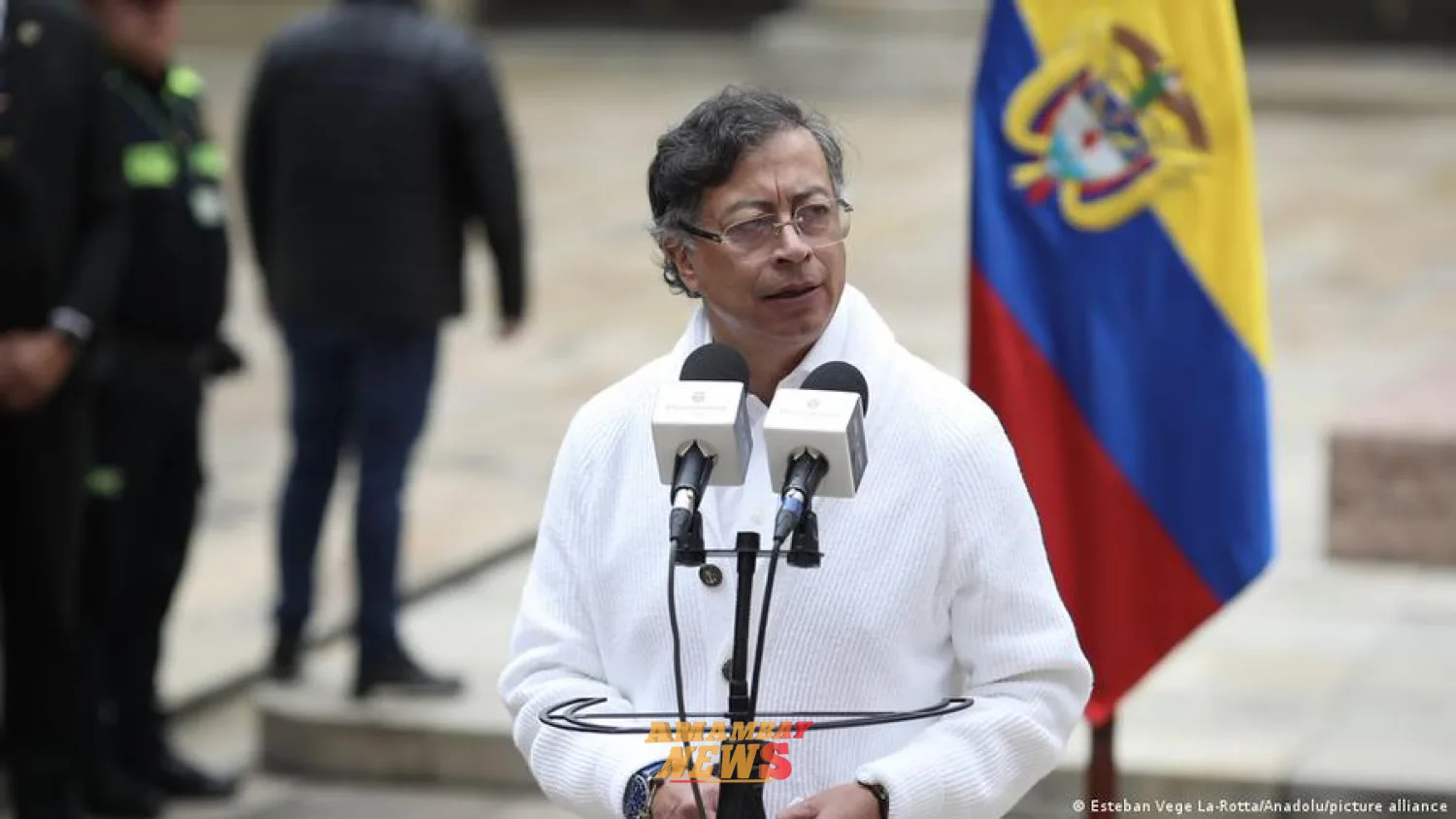 Petro prohíbe que De la Espriella juramente en base militar