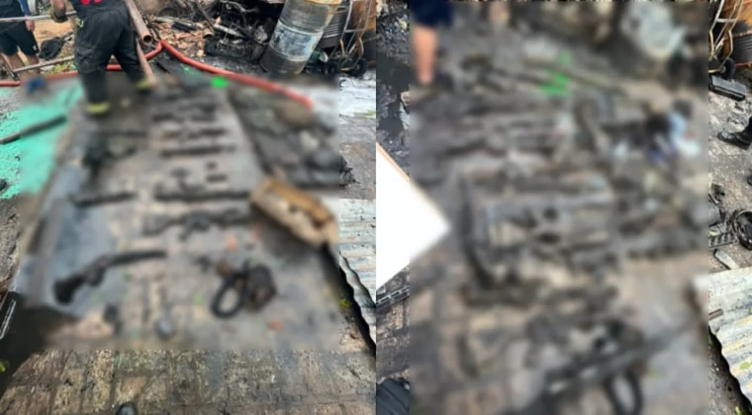 Tras incendio en vivienda, descubren un revólver y varias réplicas de armas