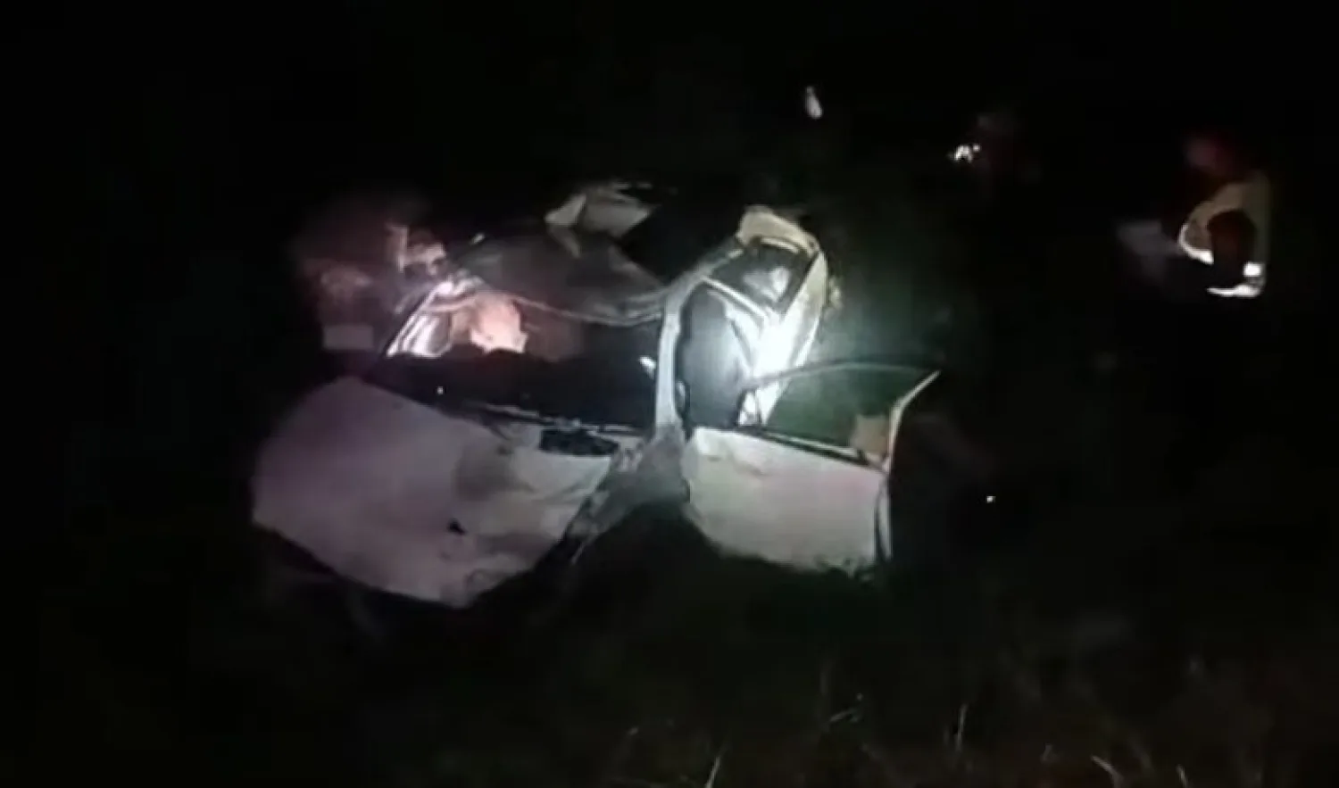 Persecución policial iniciada en Itapúa termina con vuelco y dos detenidos en Guairá
