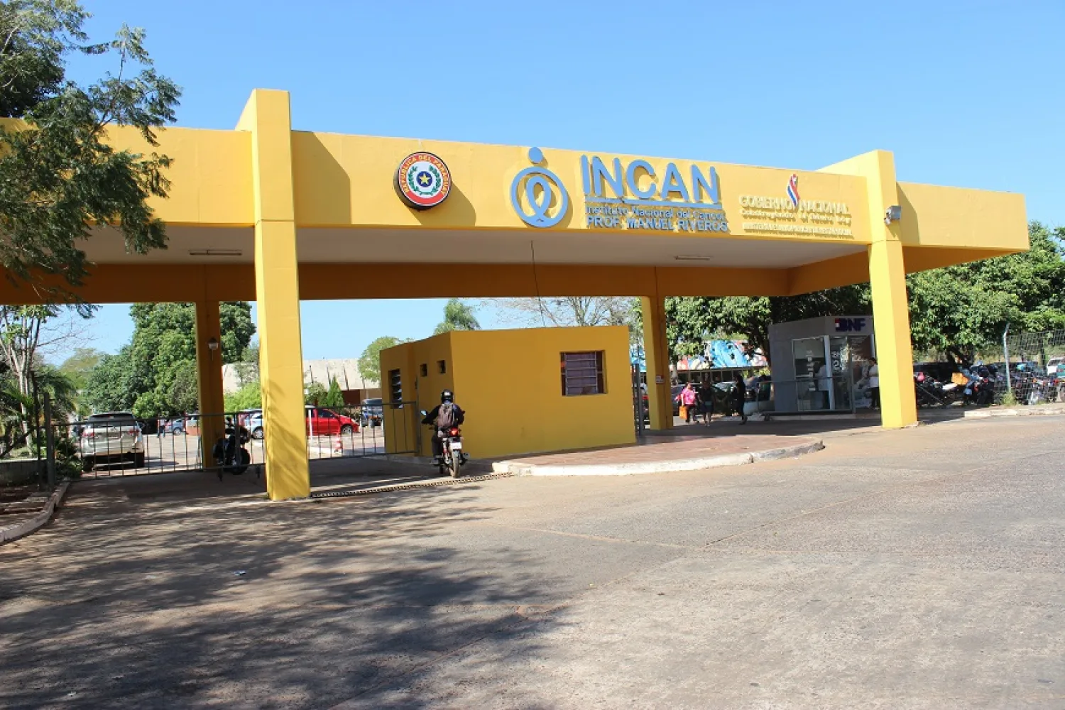 Autorizan peritaje del teléfono del funcionario del INCAN imputado por pedido de coima a un paciente