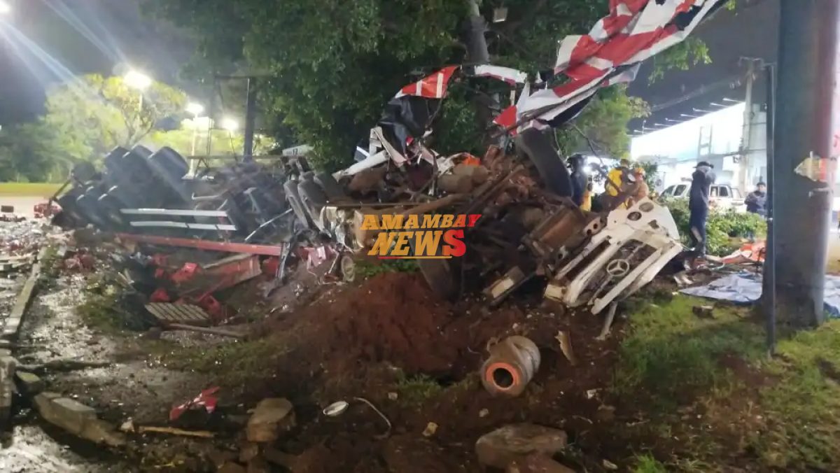 Chofer de tractocamión fallece tras un violento vuelco en Ciudad del Este