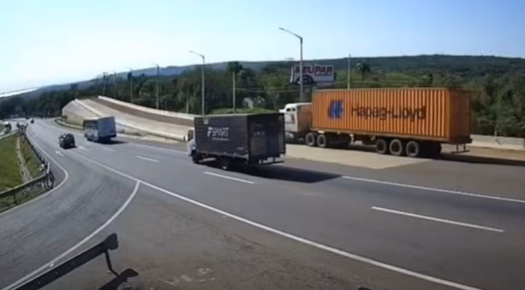 Camión quedó sin frenos, rampa evitó otro accidente
