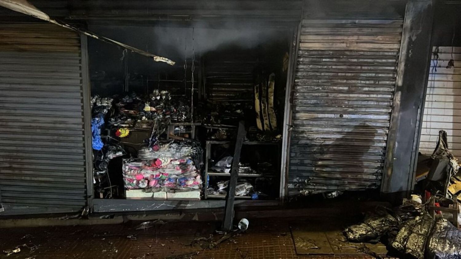 Incendio consume siete casillas comerciales en el microcentro de Ciudad del Este