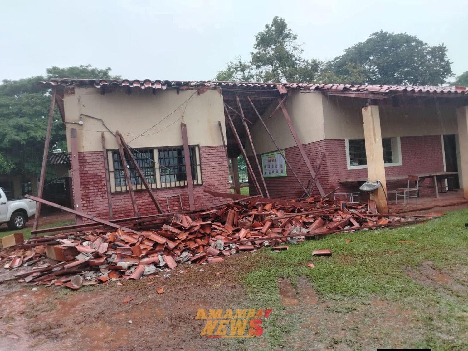 Intenso temporal en Villa del Rosario derrumbó el techo de una escuela