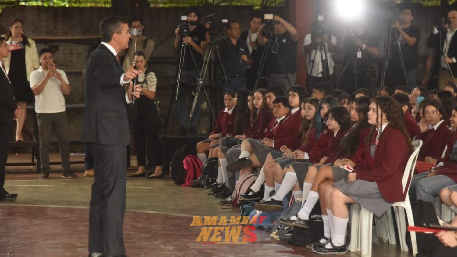 Santi abre oficialmente las clases recordando su último año de colegio y resaltando Hambre Cero