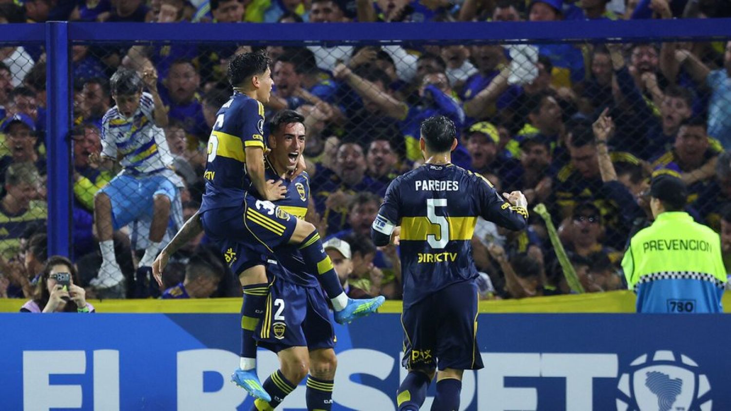 Boca golea y se aferra al liderato