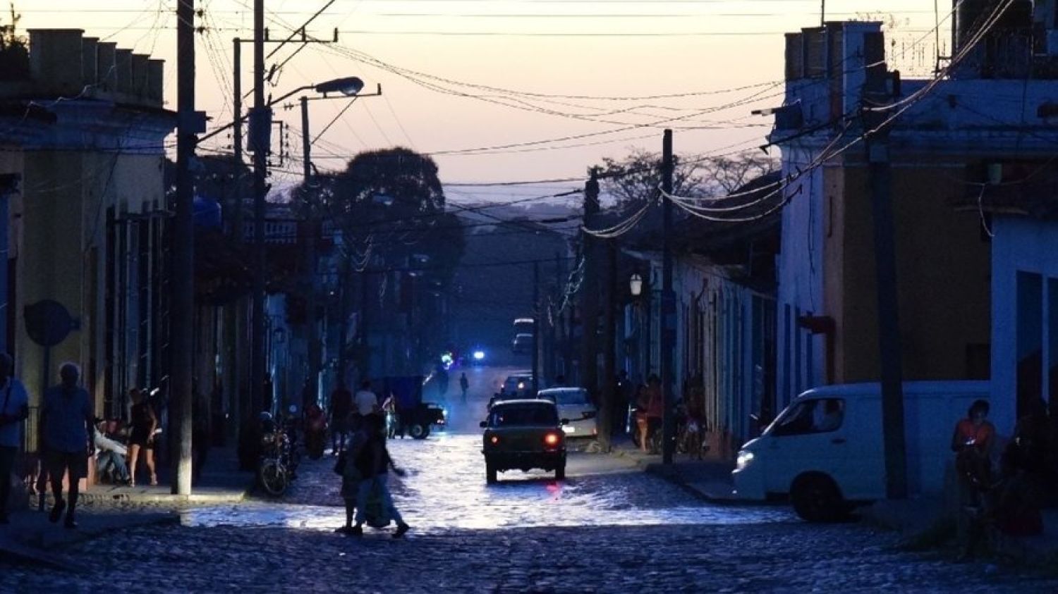 Colapsa la red eléctrica de Cuba: toda la isla se queda sin servicio de luz