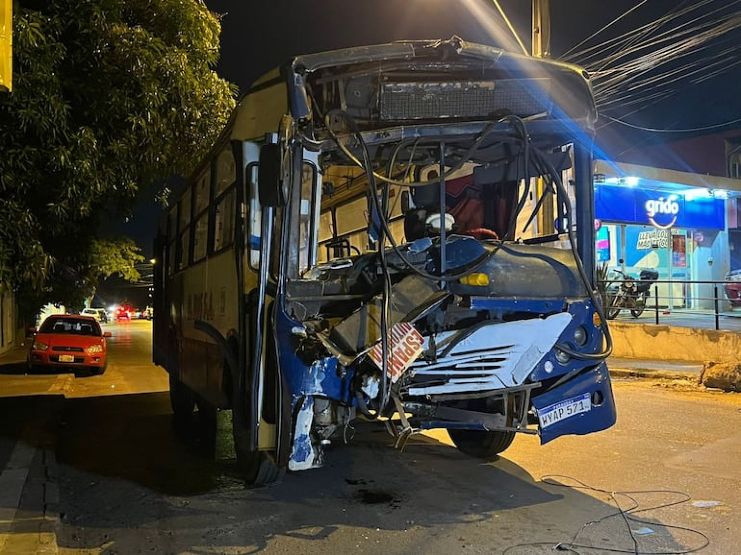 Bache habría provocado violento accidente sobre la avenida Artigas de Asunción