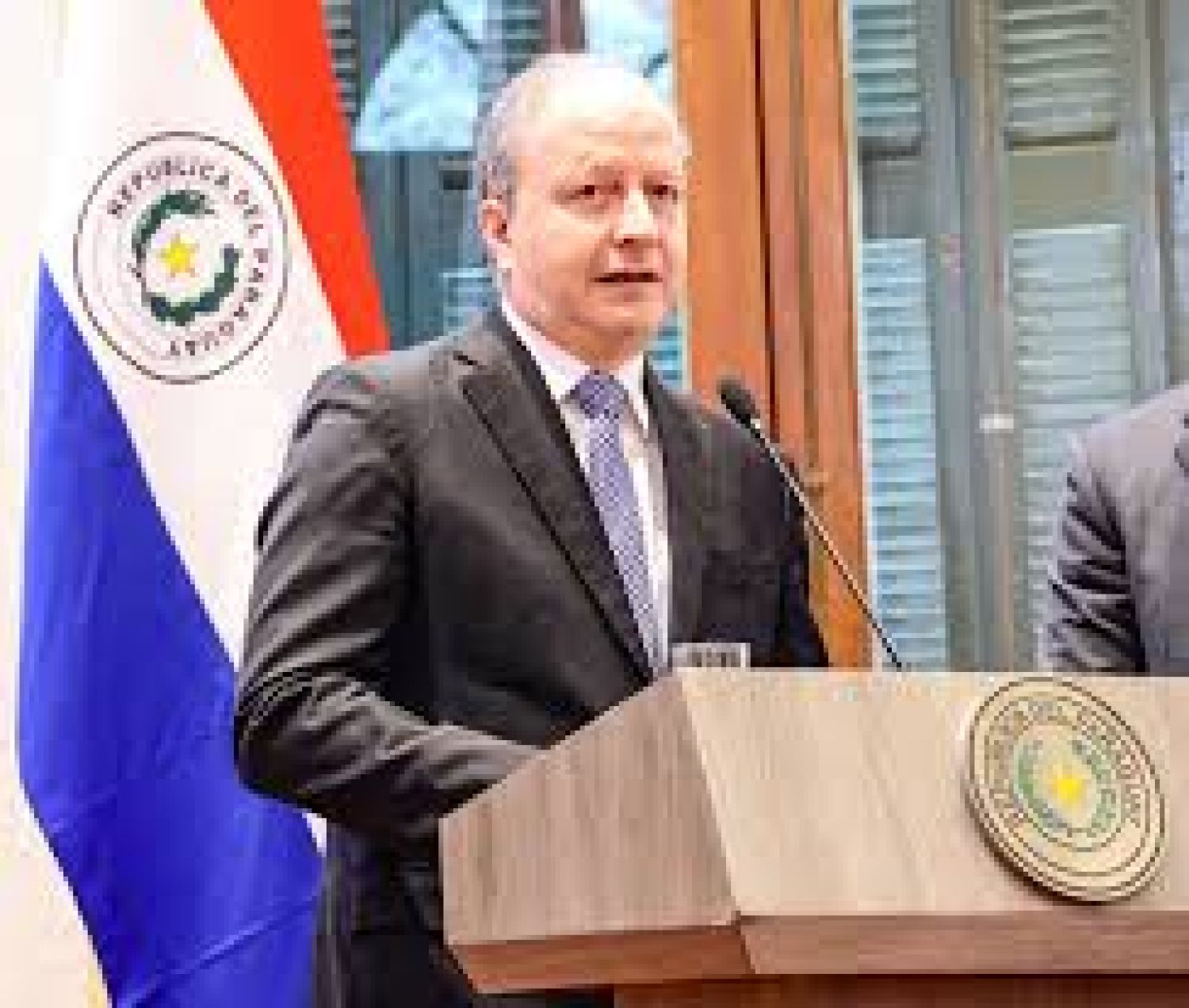 Carlos Fernández retrocede con su renuncia y ahora habla de “economía de guerra” tras reunión con Peña