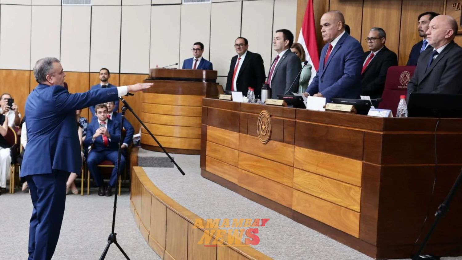 Liseras, o renuncia o es incompatible para ser senador, afirman