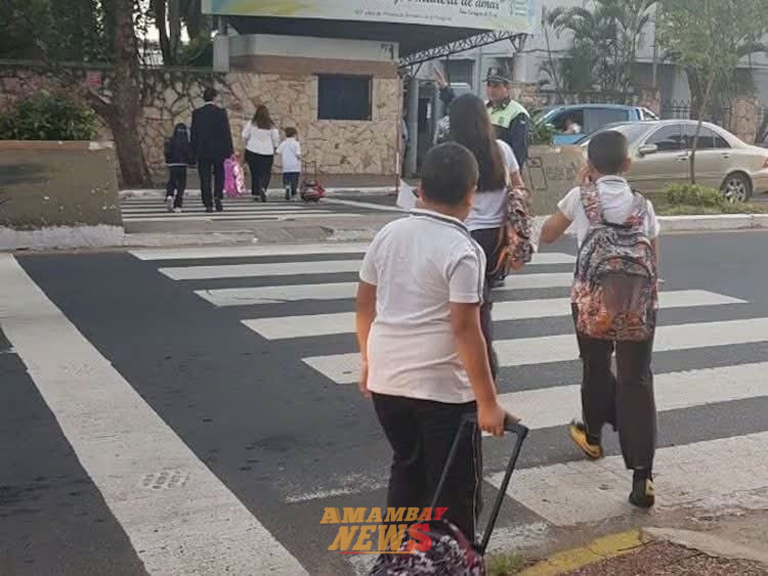 Niños regresan a clases y desde Salud instan a evitar peso excesivo de mochilas