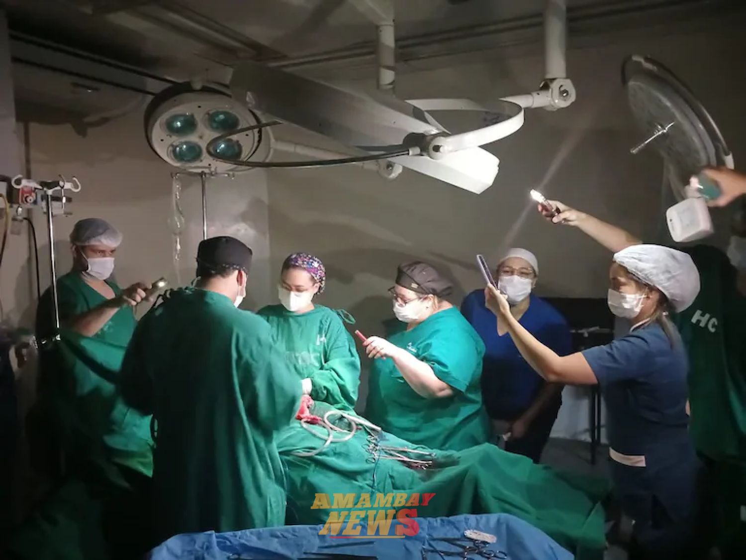 Otra cesárea “a oscuras”: médicos usaron luz de sus celulares en Clínicas