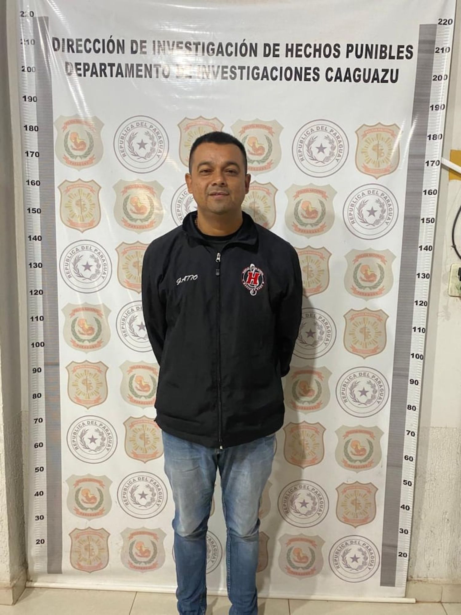 Policías contratan a músico para luego detenerlo