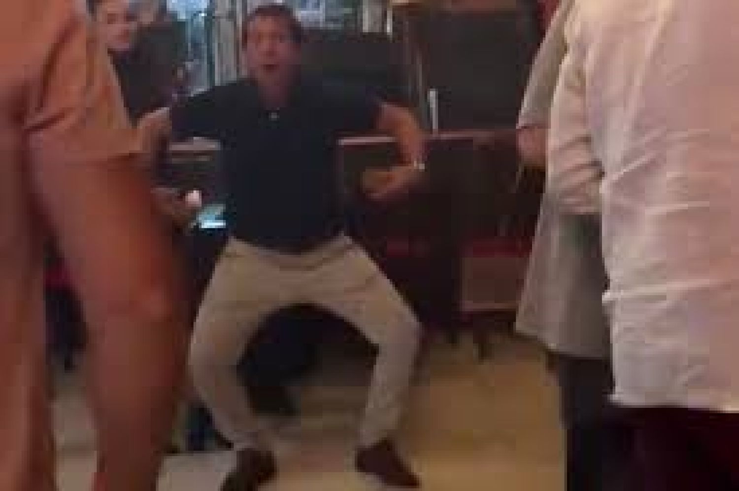 Sigue el escándalo: filman al padre de Agostina Páez imitando gestos de un mono