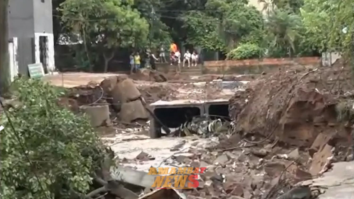 Niño habría sido arrastrado por un raudal hacia obras sobre una calle en San Lorenzo