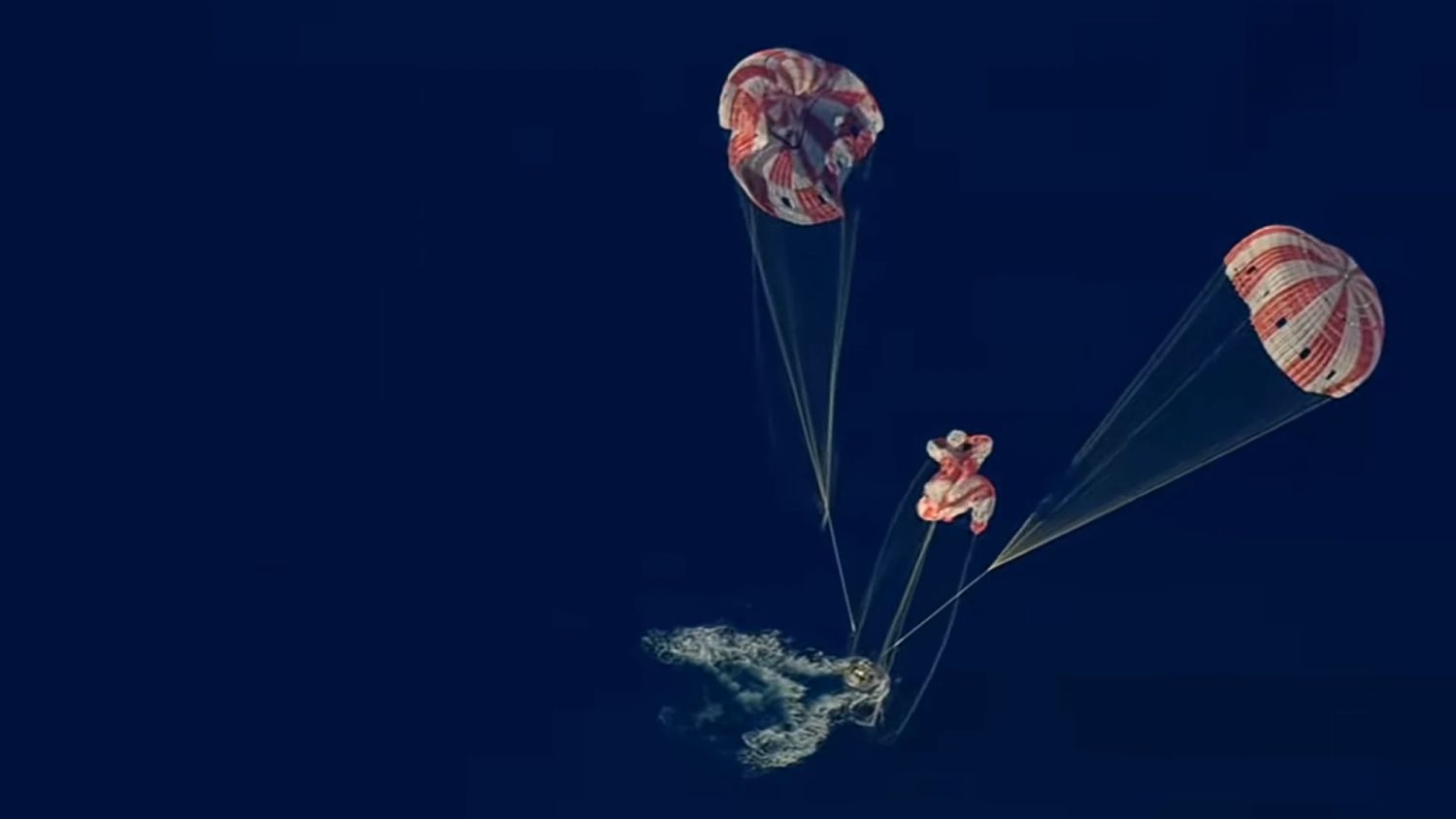 Histórico: Ameriza la cápsula Orion en el océano Pacífico tras orbitar la Luna