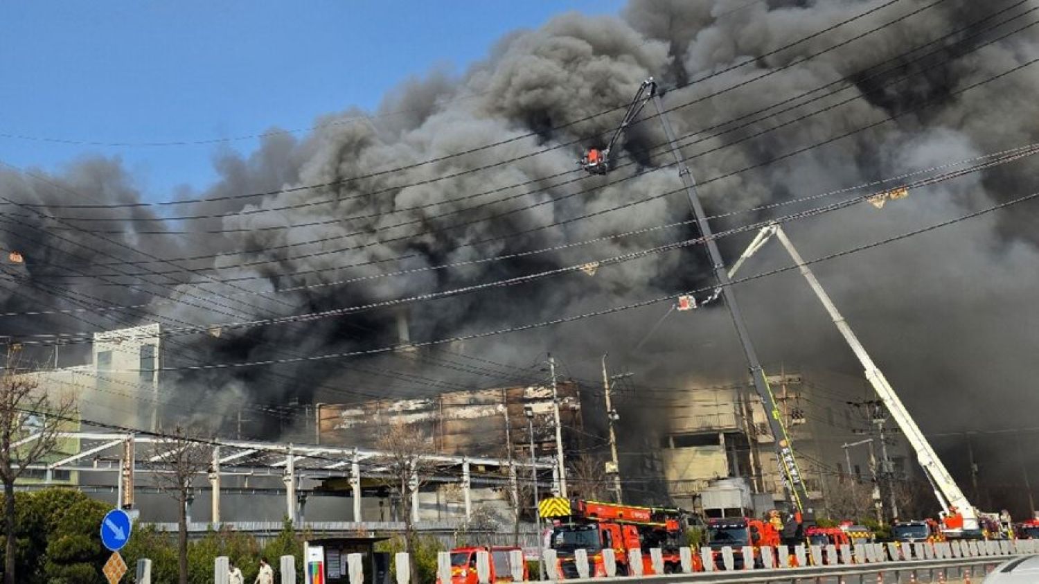 Al menos 14 muertos y casi 60 heridos deja incendio en planta de autopartes en Corea del Sur