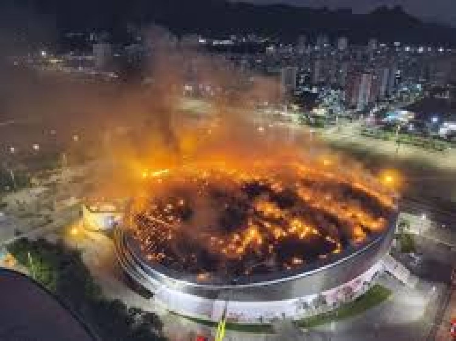 Incendio destruye la mitad del techo del Velódromo del Parque Olímpico de Río de Janeiro